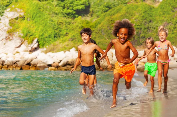 Gran Grupo Chicos Chicas Multiétnicos Traje Baño Corriendo Por Playa — Foto de Stock