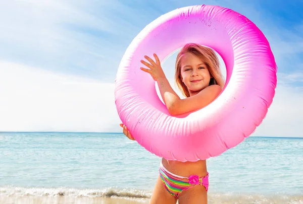 Retrato Linda Menina Olhando Através Anel Natação Rosa Praia — Fotografia de Stock