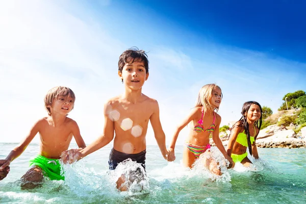 Happy Children Holding Hands Playing Water Seaside Summer Vacation — Stock Photo, Image