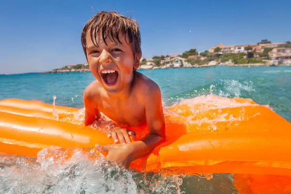 Närbild Porträtt Glada Pojke Att Kul Vågor Rider Big Orange — Stockfoto