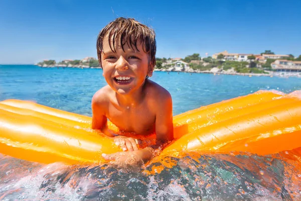 Ritratto Ragazzo Sorridente Che Nuota Sul Materasso Gonfiabile Arancione Trascorrendo — Foto Stock