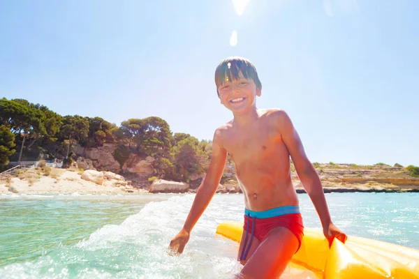 Porträtt Lycklig Pojke Leker Vågorna Med Uppblåsbar Flottör Spendera Sommaren — Stockfoto