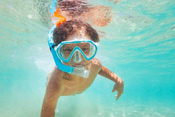 夏休み中に青く澄んだ海でシュノーケ リング キッド少年の肖像画間近します — ストック写真