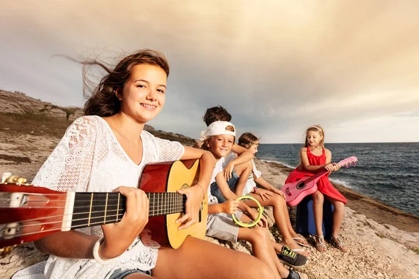 Porträtt Vacker Tonårig Flicka Spela Gitarr Med Sina Vänner Stranden — Stockfoto