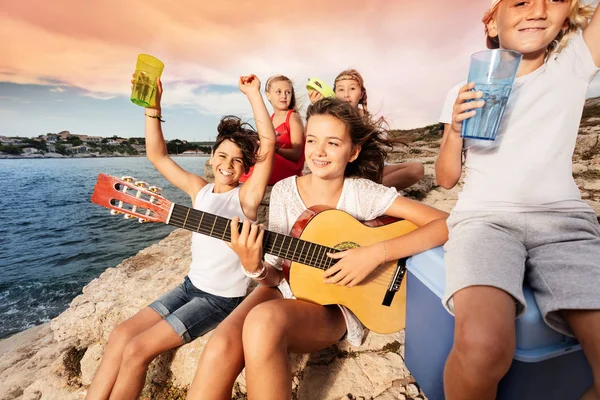 Porträtt Glada Tonåringar Picknick Utomhus Spela Gitarr Och Dricka Drycker — Stockfoto