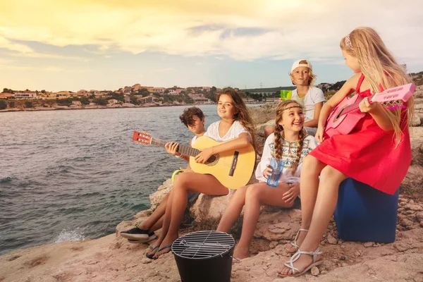 Porträtt Tonåringar Glada Vänner Picknick Och Spela Gitarr Utomhus Stranden — Stockfoto