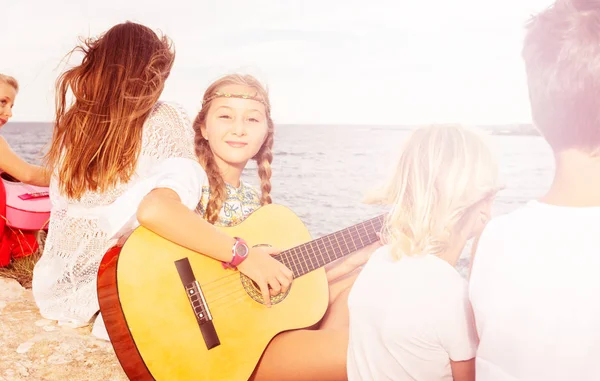 Junges Mädchen Hat Spaß Mit Freunden Spielt Musik Auf Der — Stockfoto