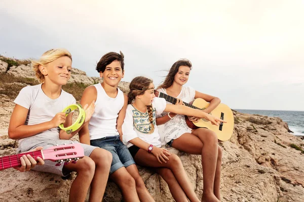 Skupina Mladých Hudebníků Šťastný Dospívající Chlapci Dívky Baví Pláži — Stock fotografie