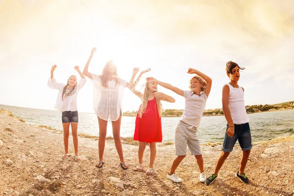 十代の男の子と女の子 楽しんで 手を振って 海辺で並んで立って完全な長さの肖像画 — ストック写真