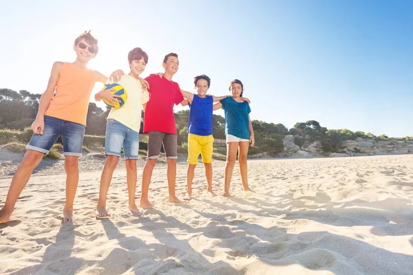 Porträtt Tonåriga Pojkar Och Flickor Unga Volleybollspelare Stå Sand Domstolen — Stockfoto