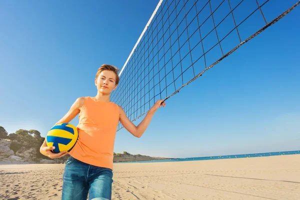 Низкоугольный Снимок Подростка Стоящего Рядом Сеткой Мячом Готовящегося Пляжному Волейболу — стоковое фото