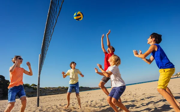 Disparo Bajo Ángulo Los Chicos Adolescentes Jugando Voleibol Playa Verano — Foto de Stock