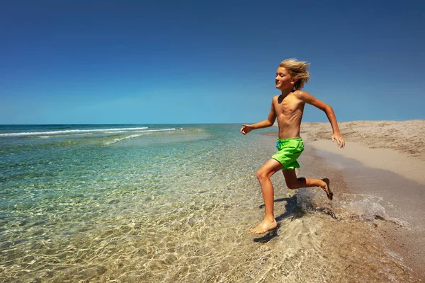 Ritratto Ragazzo Adolescente Che Prepara Saltare Mare Trascorrendo Estate Spiaggia — Foto Stock