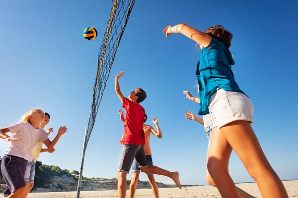 Disparo Bajo Ángulo Adolescentes Felices Niños Niñas Activos Jugando Voleibol — Foto de Stock
