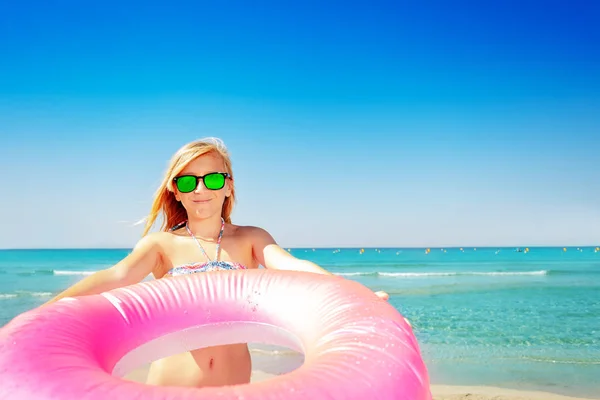 Porträtt Vackra Flicka Klädd Solglasögon Stående Stranden Med Rosa Simma — Stockfoto