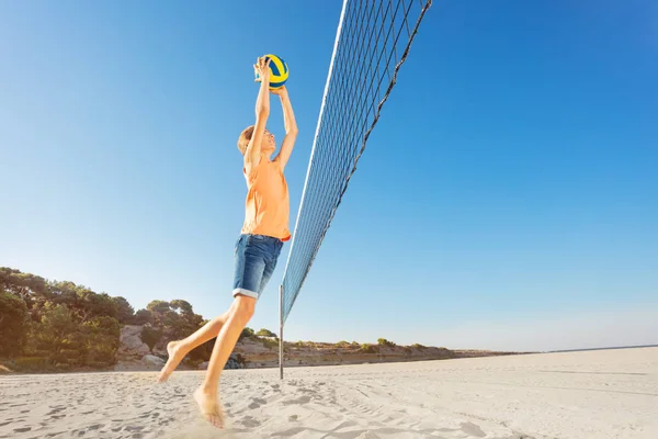 Disparo Bajo Ángulo Adolescente Saltando Mientras Sirve Pelota Durante Juego —  Fotos de Stock