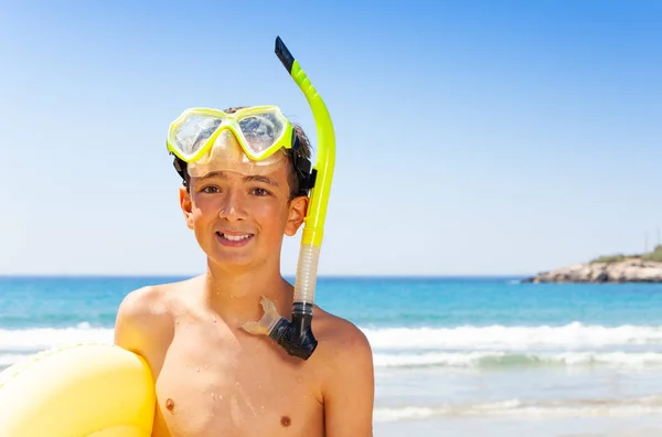 Detailní Portrét Dospívající Chlapec Maskou Potápění Pláži Úsměvem Při Pohledu — Stock fotografie