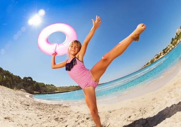 Retrato Niña Bikini Bailando Con Anillo Goma Rosa Playa Arena — Foto de Stock