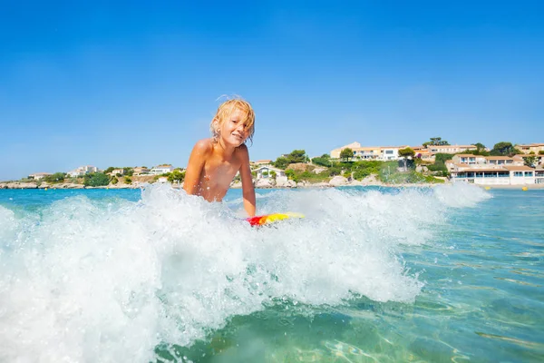 Yaz aylarında kumsalda harcama vücut tahtada dalga sürme aktif genç çocuk portresi