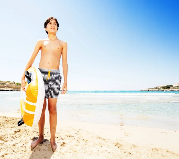 Retrato Larga Duración Del Adolescente Sosteniendo Flotador Inflable Pie Playa —  Fotos de Stock