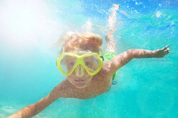 スキューバ マスク水泳水中夏休み中の 代の少年の肖像画 — ストック写真