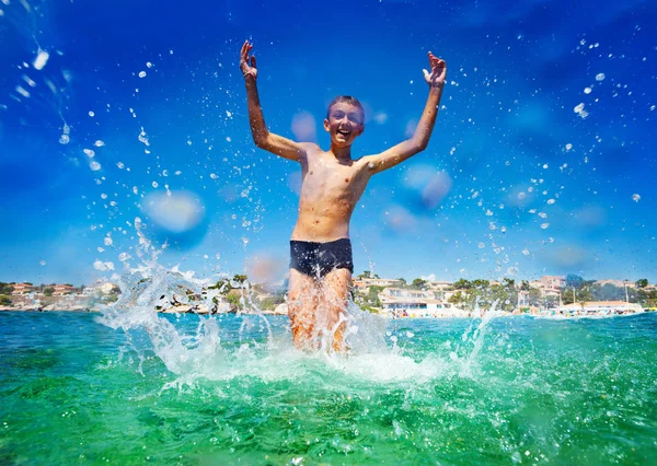 Szczęśliwy Nastoletniego Chłopca Skoki Rozpryskiwania Się Płytkiej Wodzie Wakacje Nad — Zdjęcie stockowe