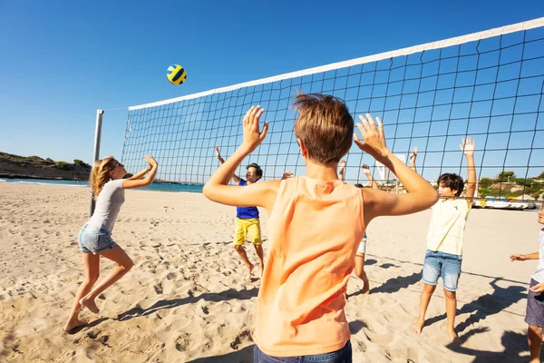 Deportiva Adolescente Pasando Pelota Por Red Durante Partido Voleibol Playa —  Fotos de Stock