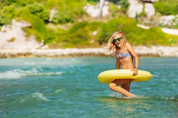 Porträt Der Schönen Teenagerin Mit Sonnenbrille Die Mit Gelbem Schwimmring — Stockfoto