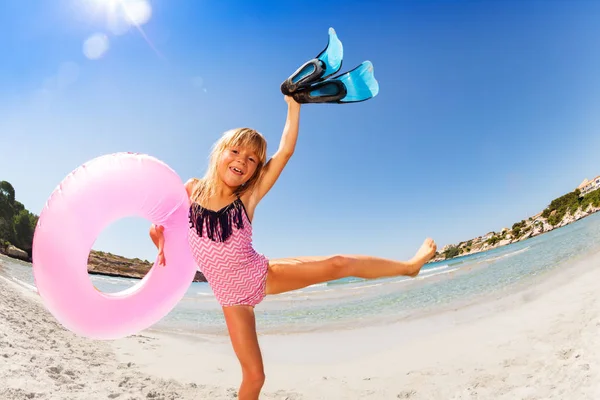 Retrato Menina Feliz Com Anel Borracha Nadadeiras Desfrutando Férias Verão — Fotografia de Stock