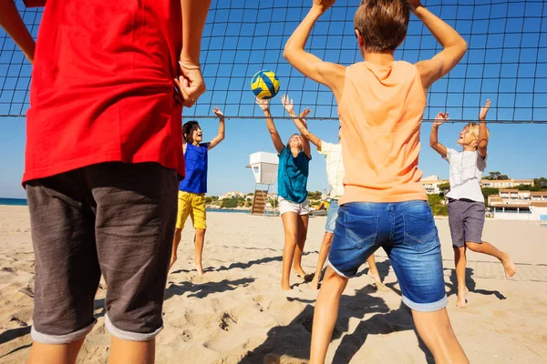 Retrato Adolescente Jugador Voleibol Golpeando Pelota Durante Partido Playa —  Fotos de Stock