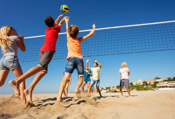 Vista Trasera Dos Chicos Adolescentes Jugadores Voleibol Playa Saltando Juntos —  Fotos de Stock