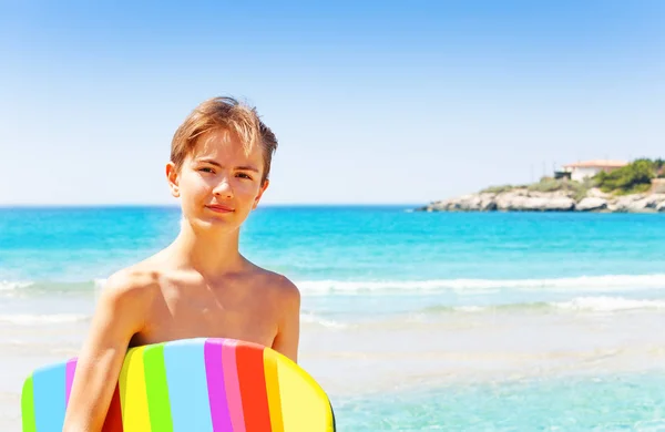 Porträtt Stilig Tonårspojke Med Rainbow Simma Styrelsen Stranden — Stockfoto