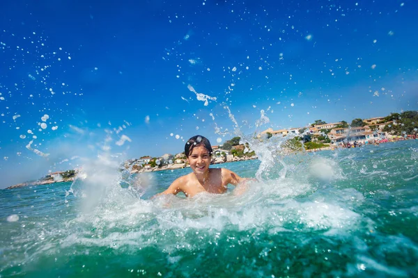 Porträtt Tonårspojke Simning Havet Plaska Och Roligt Sommar — Stockfoto