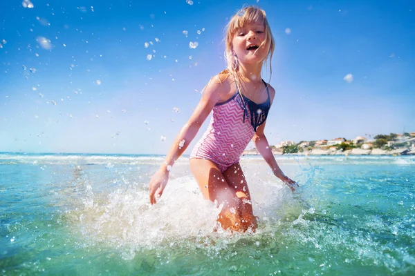 Hermoso Paisaje Marino Tropical Con Niña Bikini Saltando Salpicando Aguas — Foto de Stock