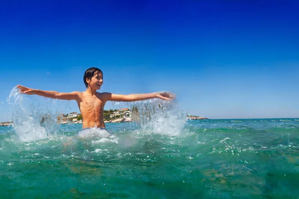 Πορτρέτο Του Χαρούμενος Εφηβικό Αγόρι Που Παίζει Στο Νερό Πιτσίλισμα — Φωτογραφία Αρχείου