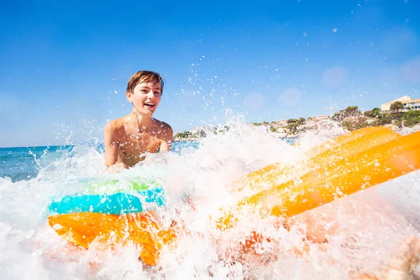 Retrato Adolescente Feliz Con Colchón Aire Riendo Divirtiéndose Mar —  Fotos de Stock