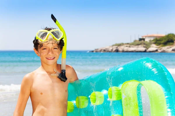 Porträt Eines Teenagers Mit Tauchermaske Der Mit Luftmatratze Strand Steht — Stockfoto