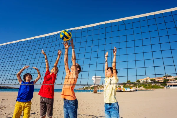 Retrato Cuatro Chicos Adolescentes Jugadores Voleibol Playa Golpeando Pelota Sobre — Foto de Stock