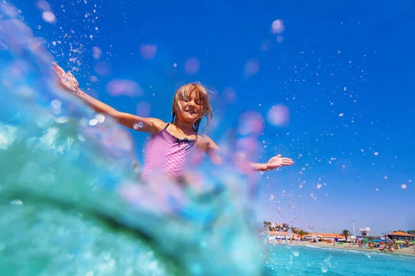 Низкоугольный Портрет Счастливой Маленькой Девочки Играющей Мелководье Проводящей Отпуск Пляже — стоковое фото