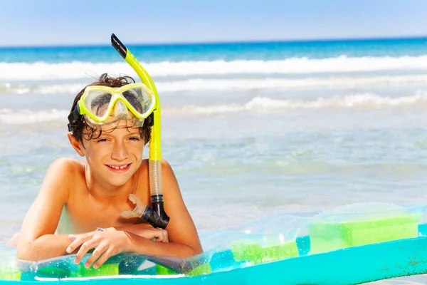 Πορτρέτο Του Ευτυχισμένο Αγόρι Νεαρός Δύτης Στηρίζεται Πάνω Στην Παραλία — Φωτογραφία Αρχείου