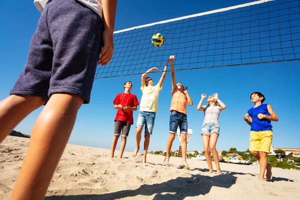 Disparo Bajo Ángulo Jugadores Adolescentes Voleibol Durante Partido Playa —  Fotos de Stock