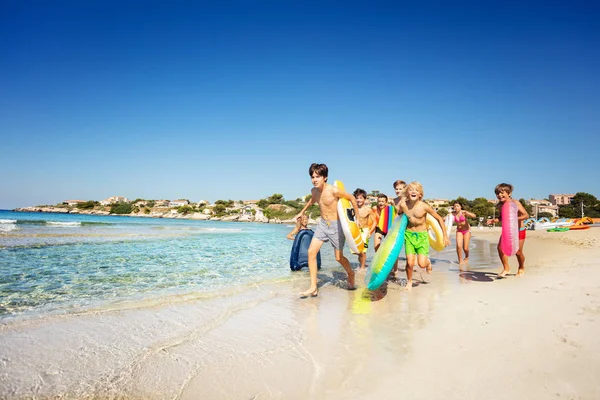 Stor Grupp Tonåriga Pojkar Och Flickor Löper Längs Sandstranden Med — Stockfoto