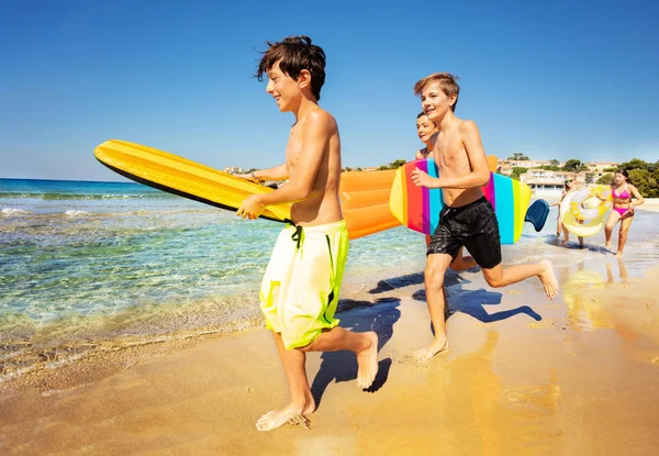 Retrato Adolescentes Felizes Correndo Com Pranchas Corpo Longo Praia Preparando — Fotografia de Stock