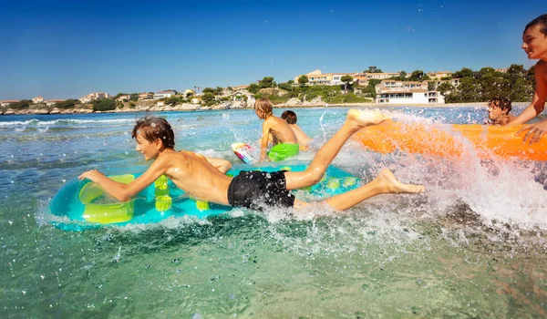 Gruppe Von Jungen Teenager Haben Spaß Beim Wasserplantschen Während Das — Stockfoto