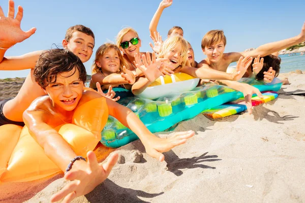 Retrato Crianças Felizes Brincando Praia Acenando Mãos Dia Ensolarado — Fotografia de Stock