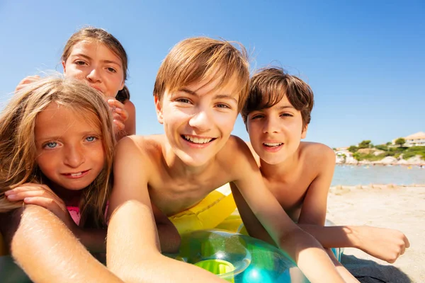 Retrato Joven Tirado Playa Arena Tomando Selfie Con Sus Amigos —  Fotos de Stock