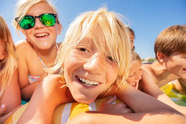 Close Retrato Menino Bonito Seus Amigos Passar Férias Verão Praia — Fotografia de Stock