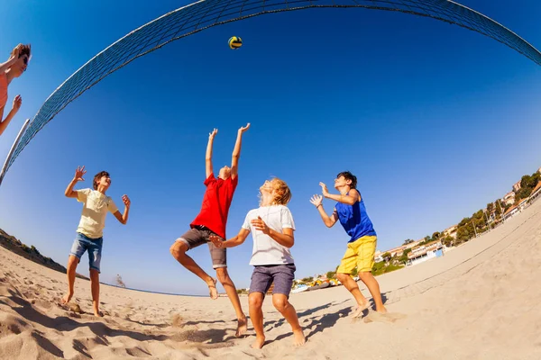 Fisk Eye Bild Tonåriga Pojkar Spelar Beachvolleyboll Sommar — Stockfoto