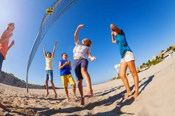 Disparo Bajo Ángulo Chicos Chicas Adolescentes Jugando Voleibol Playa Verano —  Fotos de Stock