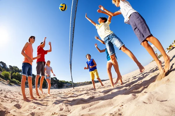 Disparo Bajo Ángulo Adolescentes Activos Niñas Jugando Voleibol Playa Pasando —  Fotos de Stock
